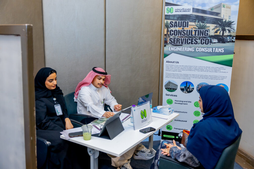 إحدى الشركات المسجلة في ملتقى التوظيف لشركة سعوديات تقوم بمقابلة طالبة من جامعة الأميرة نورة