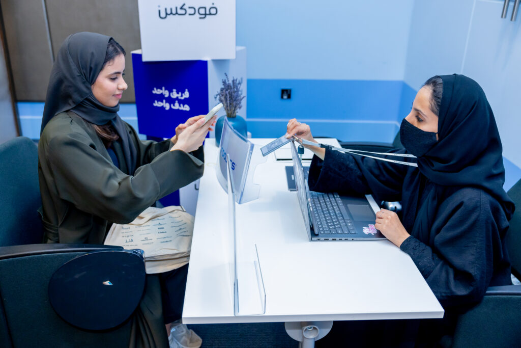 إحدى الشركات المسجلة في ملتقى التوظيف لشركة سعوديات تقوم بمقابلة طالبة من جامعة الأميرة نورة